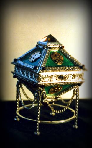 коробочка декоративная. серебро 925, золото 585, морионы, гранаты, эмаль высота 6,5 см.